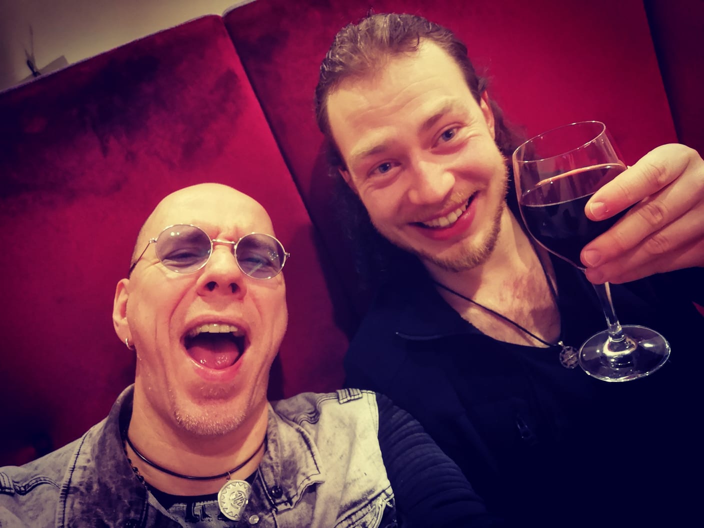Andree und Jan genießen einen Schlummertrunk im Hotel.
