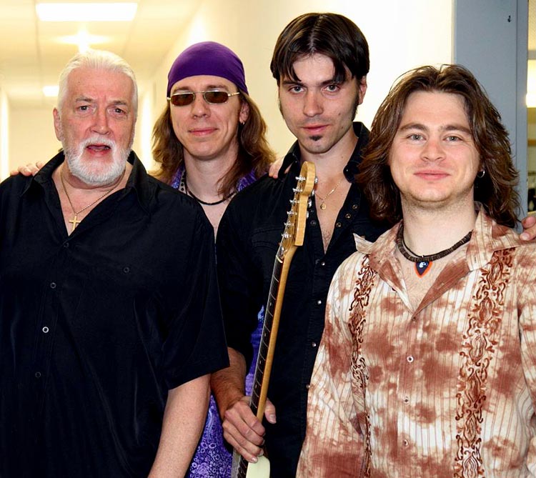 v.l. Jon Lord (Deep Purple), Andree, Mark und Maik, 2009 in Siegen. Foto: Uwe Schöler