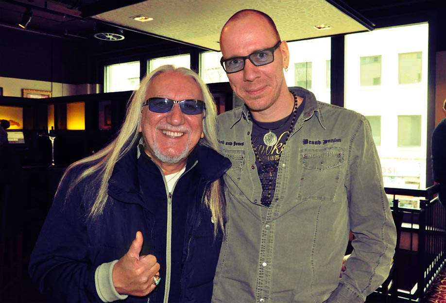 Mick Box (Uriah Heep) und Andree, 2013, Köln. Foto: Moni Kircher